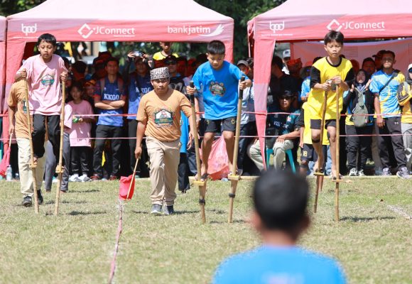 1000970937 Saat Ribuan Gen Alpha Banyuwangi Memengan Tradisional, Ajak Lestarikan Permainan Nusantara