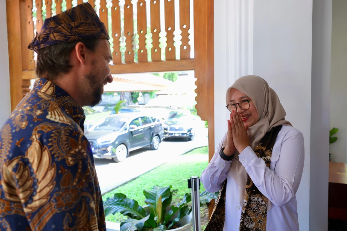 1000978153 Uni Emirat Arab Tinjau Progres Pembangunan Pengolahan Sampah 3R di Banyuwangi