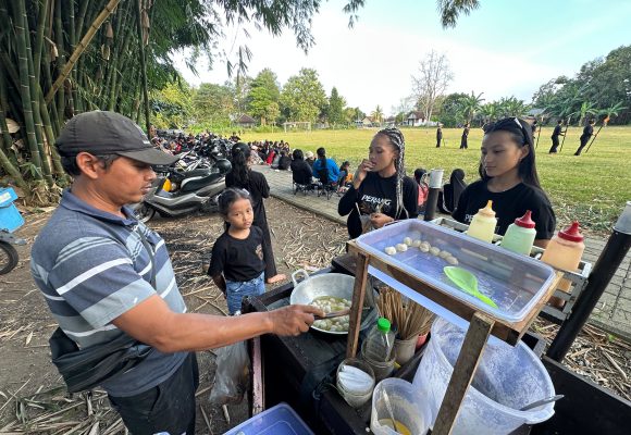IMG-20260714-WA0012 Latihan BEC 2026 di Srono Bawa Berkah, Pedagang Camilan Panen Cuan