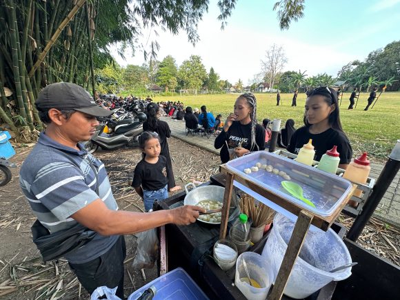 IMG-20260714-WA0012 Latihan BEC 2026 di Srono Bawa Berkah, Pedagang Camilan Panen Cuan