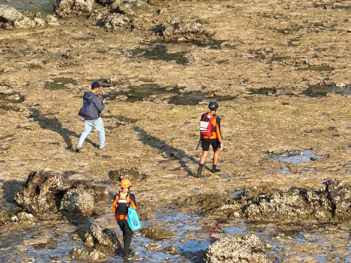 Terkendala Gelombang Tinggi di Pantai Pulau Merah, SAR Turunkan Drone Thermal Cari Pemancing Tenggelam
