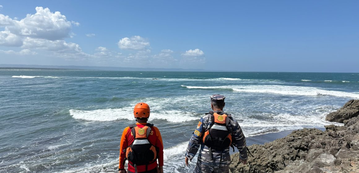 IMG-20260720-WA0009 Perahu Terbalik di Pantai Grajagan, Dua Nelayan Masih Dalam Pencarian.