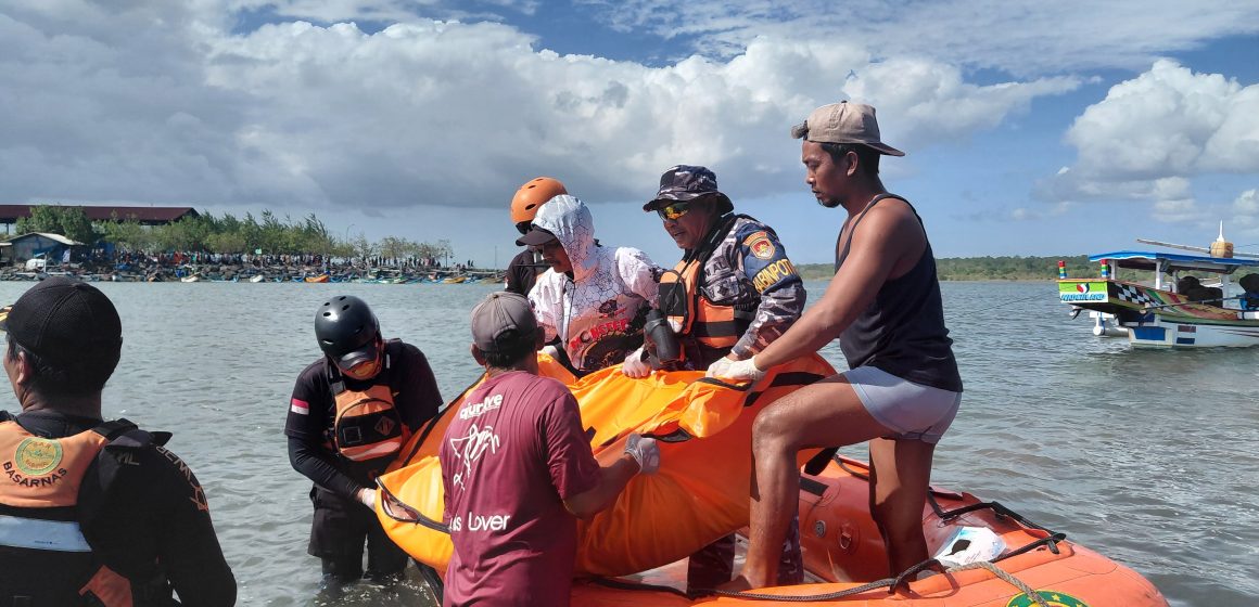 IMG-20260721-WA0015 Operasi SAR Hari Kedua, Tim SAR Gabungan Temukan Satu Korban Meninggal Kecelakaan Perahu Nelayan di Grajagan