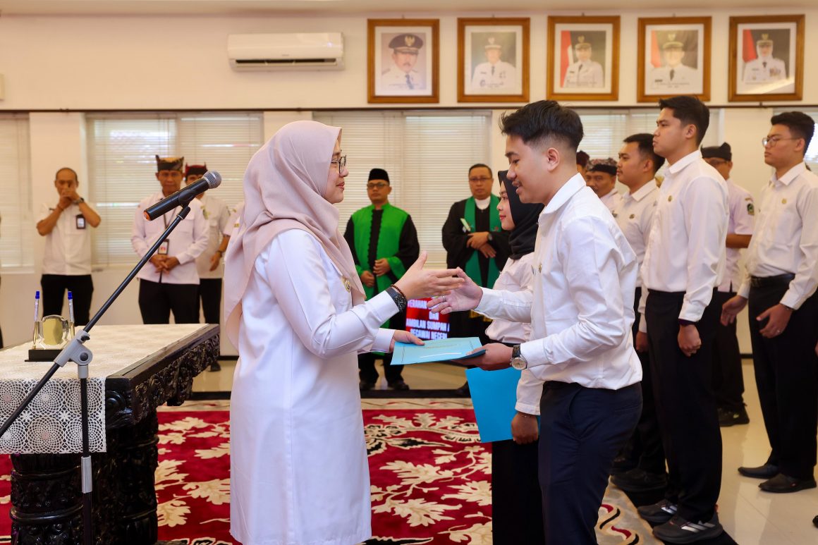1001002021 3 Dokter Spesialis dan 17 Nakes Terima SK PNS, Perkuat Pelayanan Kesehatan Banyuwangi