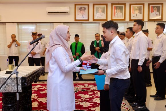 1001002021 3 Dokter Spesialis dan 17 Nakes Terima SK PNS, Perkuat Pelayanan Kesehatan Banyuwangi