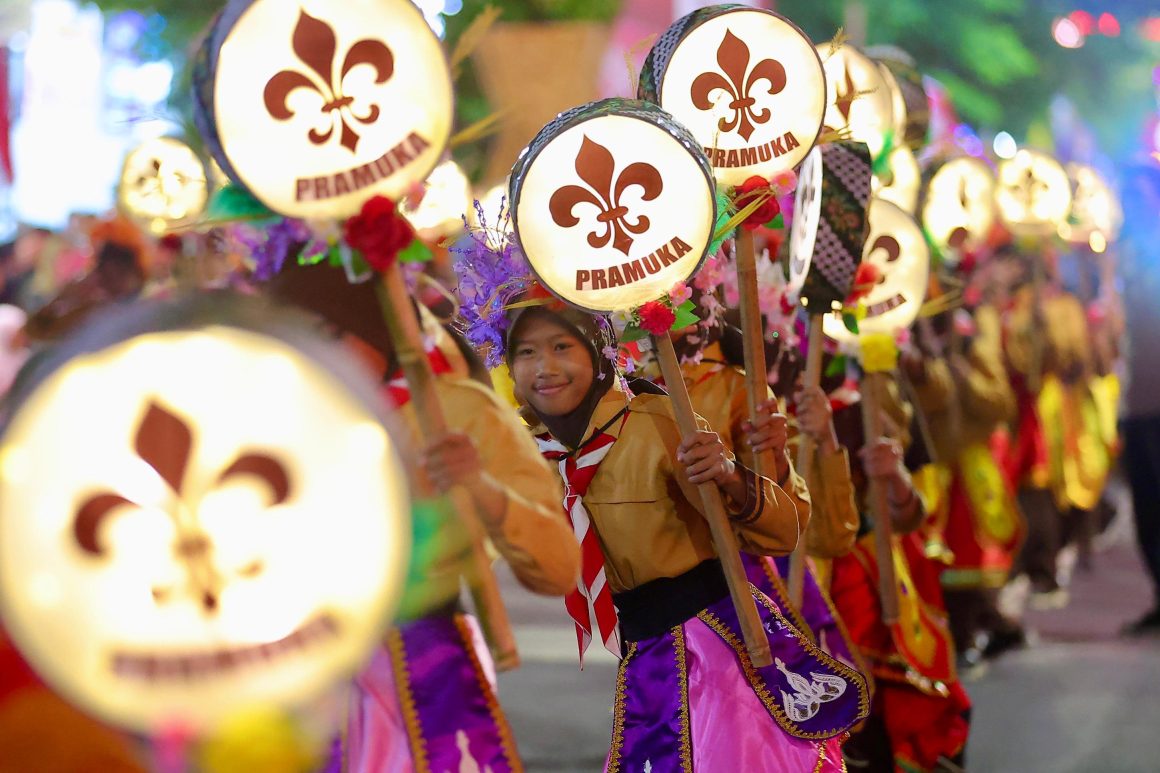 1001005559 Angkat Kekayaan Budaya Blambangan, Pawai Lampion Hiasi Malam Banyuwangi