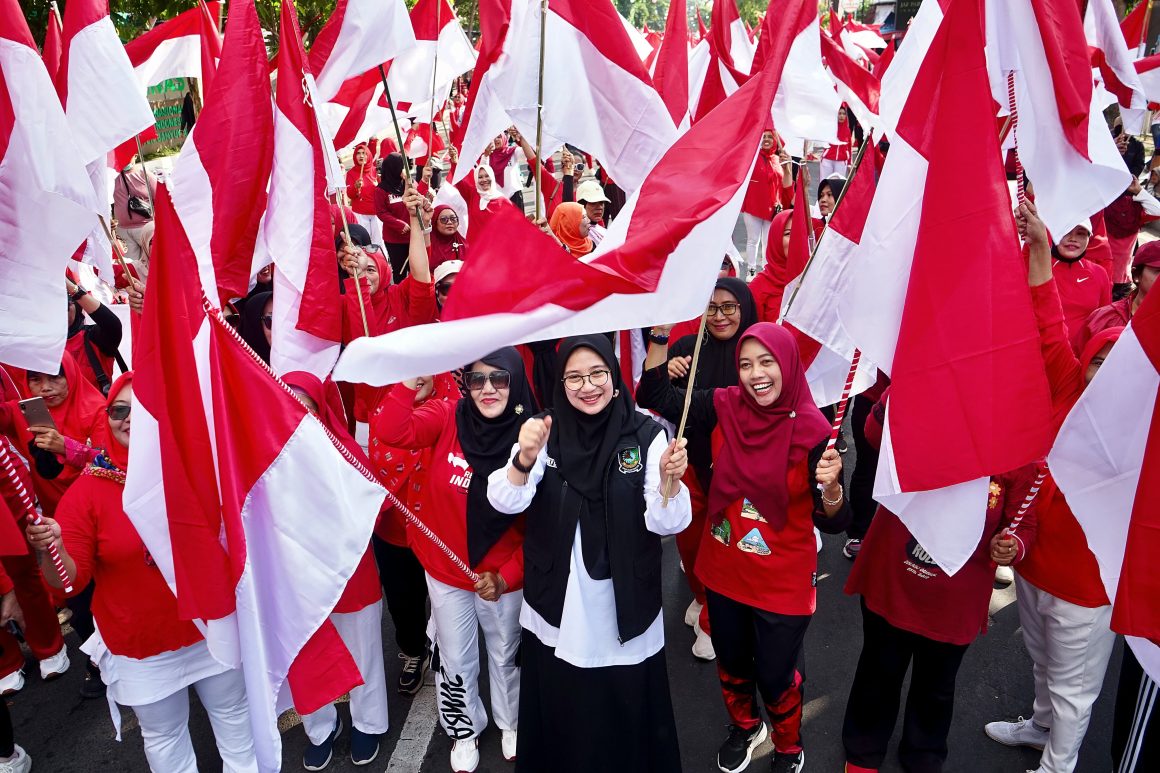 Peringati Kemerdekaan RI, ASN Banyuwangi Bagikan Ribuan Bendera Gratis untuk Warga