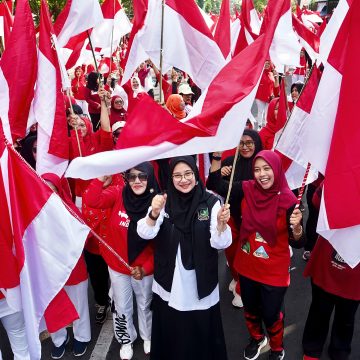 Peringati Kemerdekaan RI, ASN Banyuwangi Bagikan Ribuan Bendera Gratis untuk Warga