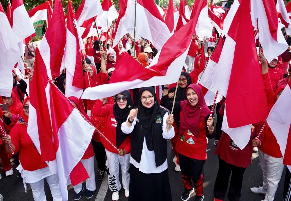 1001009715 Peringati Kemerdekaan RI, ASN Banyuwangi Bagikan Ribuan Bendera Gratis untuk Warga