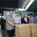 Tembus Pasar Dunia, Mendag Dorong Furnitur Jati Banyuwangi Naik Kelas