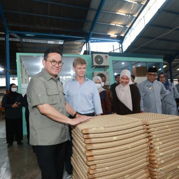 1001033828 Tembus Pasar Dunia, Mendag Dorong Furnitur Jati Banyuwangi Naik Kelas