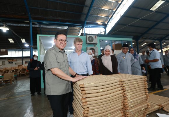 1001033828 Tembus Pasar Dunia, Mendag Dorong Furnitur Jati Banyuwangi Naik Kelas