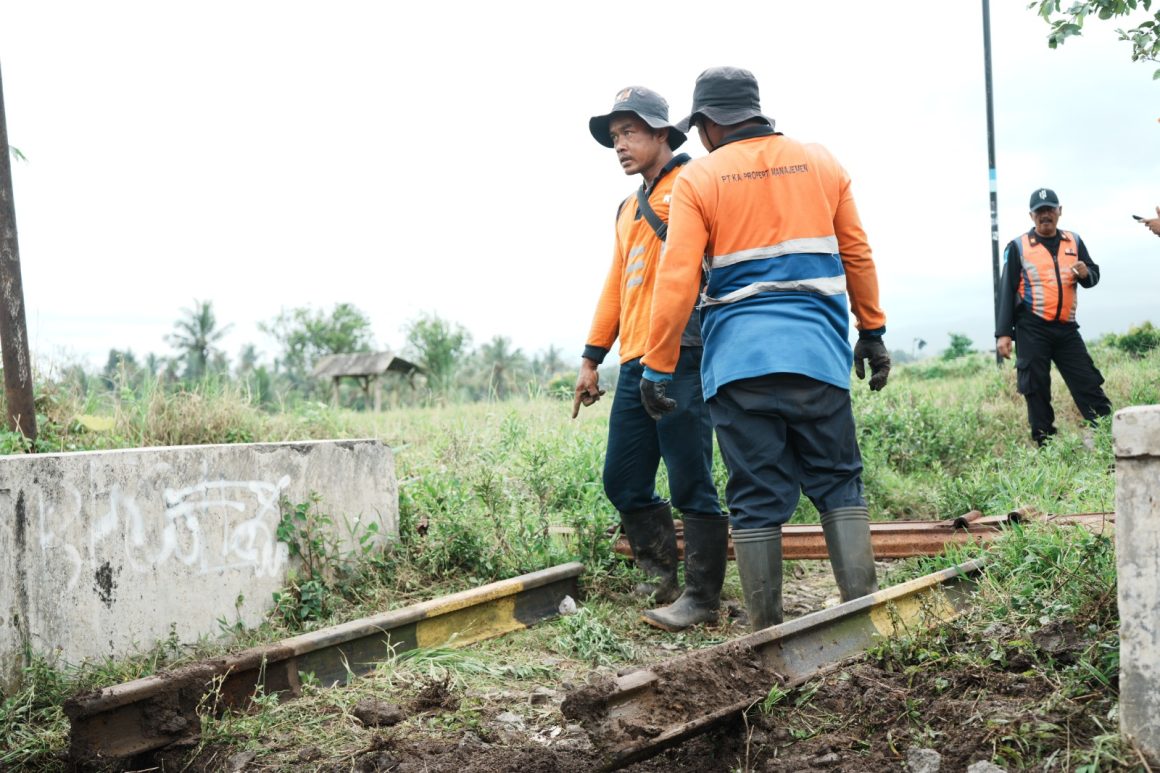 IMG-20260811-WA0015 KAI Daop 9 Jember Perkuat Keselamatan, Tutup Perlintasan Liar dan Larang Pembuatan Akses Melintas Jalur KA