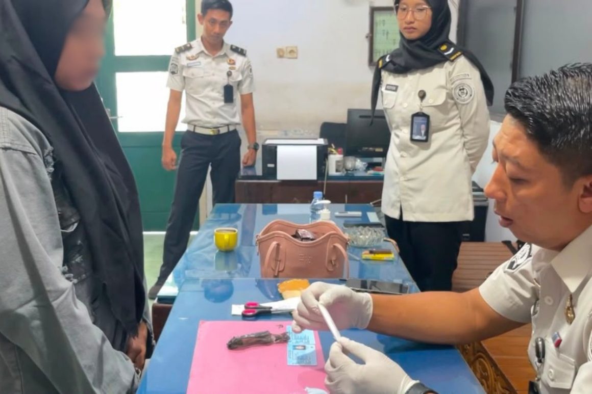 Petugas Lapas Banyuwangi Gagalkan Penyelundupan Sabu yang Diselipkan di Karet Celana Pengunjung Wanita