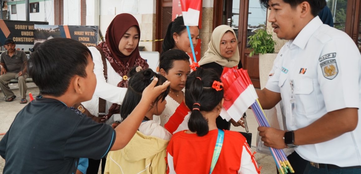 IMG-20260817-WA0019 Libur Kemerdekaan ke-81 RI, Pelanggan Kereta Api Daop 9 Jember Masih Tinggi, KAI Sapa dan Beri Kejutan Pelanggan