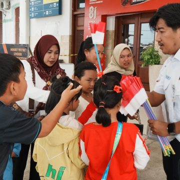 IMG-20260817-WA0019 Libur Kemerdekaan ke-81 RI, Pelanggan Kereta Api Daop 9 Jember Masih Tinggi, KAI Sapa dan Beri Kejutan Pelanggan