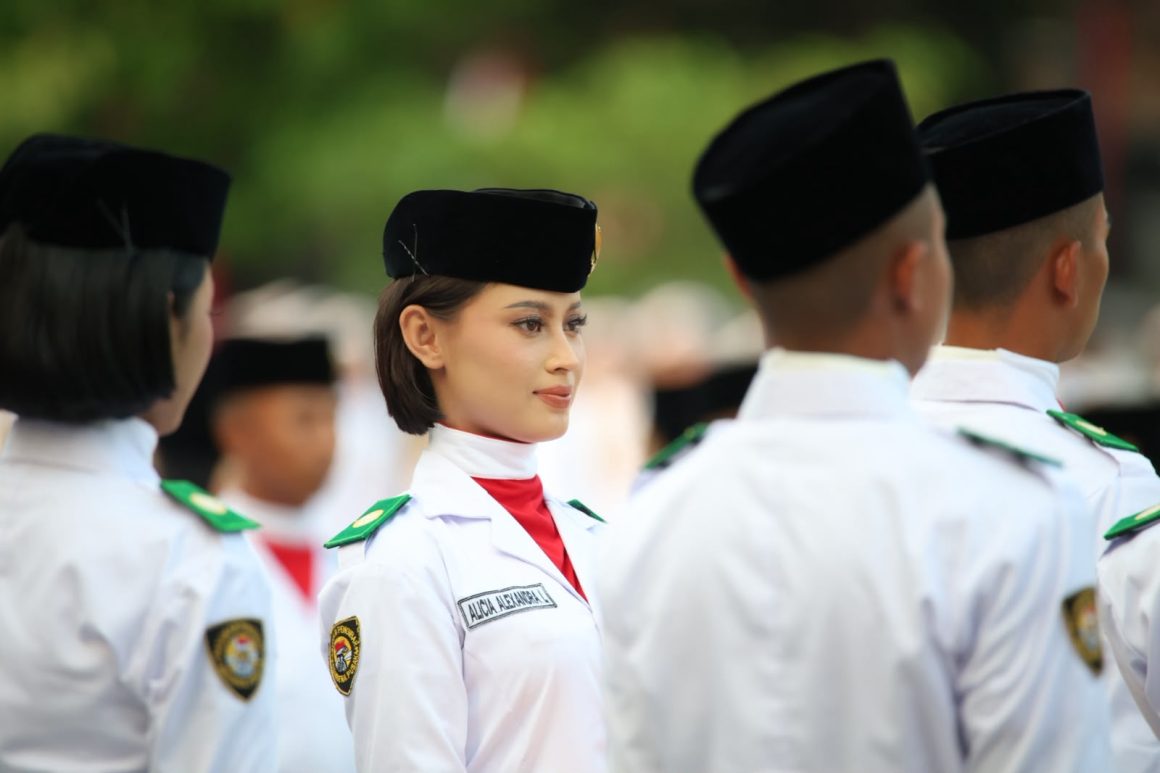 Sosok Alicia Ouborg, Model Muda Banyuwangi yang Sukses Bawa Baki Penurunan Bendera HUT ke-81 RI
