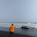 KLM Pantes Terbalik Dihantam Ombak di Perairan Paseban, Tiga Nelayan Masih Dalam Pencarian