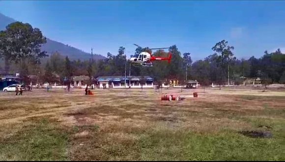1001049995 Helikopter Water Bombing Tiba di Ijen, Pemadaman Karhutla Dilakukan dari Udara