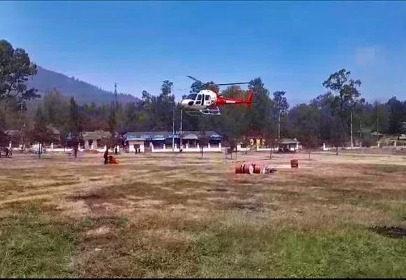 1001049995 Helikopter Water Bombing Tiba di Ijen, Pemadaman Karhutla Dilakukan dari Udara