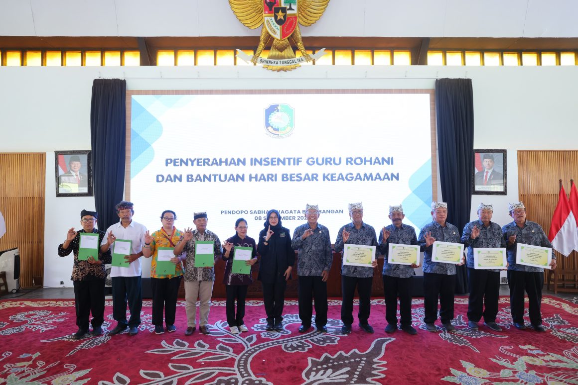 Bagian dari Penguatan Pendidikan Karakter, Pemkab Serahkan Insentif Guru Rohani Lintas Agama