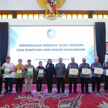 1001054201 Bagian dari Penguatan Pendidikan Karakter, Pemkab Serahkan Insentif Guru Rohani Lintas Agama