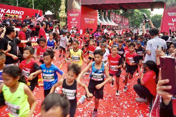 1001074961 Ribuan Orang Ramaikan Soekarno Run di Banyuwangi
