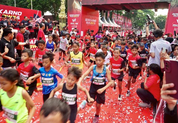 1001074961 Ribuan Orang Ramaikan Soekarno Run di Banyuwangi