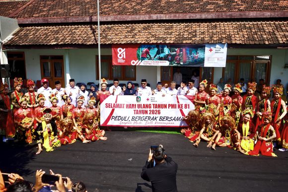 1001077520 HUT ke-81, PMI Banyuwangi Gelar Beragam Aksi Sosial Mulai Droping Air Bersih Hingga Operasi Katarak
