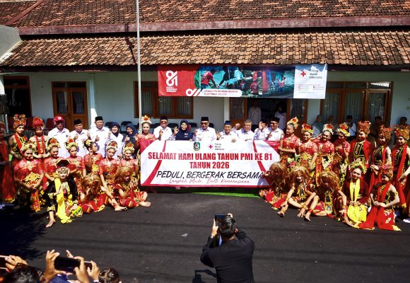 1001077520 HUT ke-81, PMI Banyuwangi Gelar Beragam Aksi Sosial Mulai Droping Air Bersih Hingga Operasi Katarak