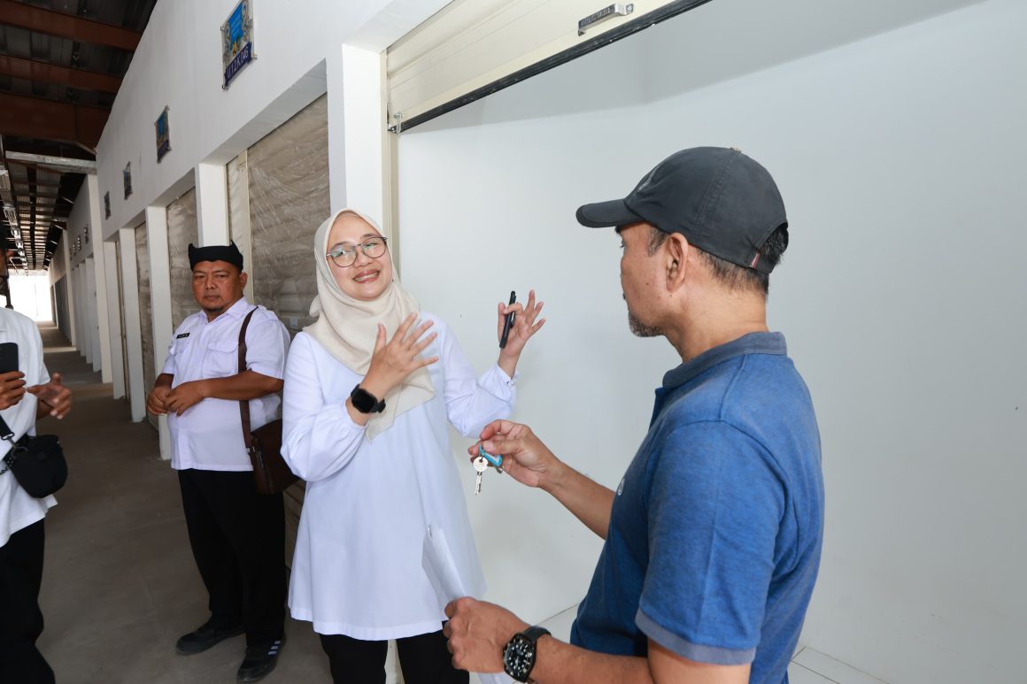 1001081740 Ratusan Pedagang Telah Serah Terima Lapak Pasar Banyuwangi