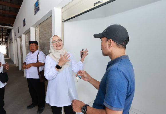 1001081740 Ratusan Pedagang Telah Serah Terima Lapak Pasar Banyuwangi