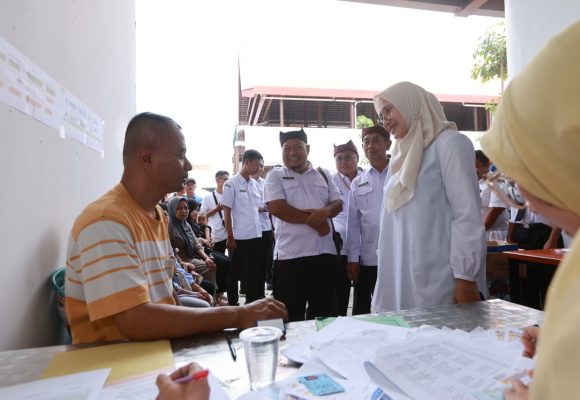 1001081806 Cek Serah Terima Lapak Pasar Banyuwangi, Bupati Ipuk Siapkan Posko Aduan Pedagang