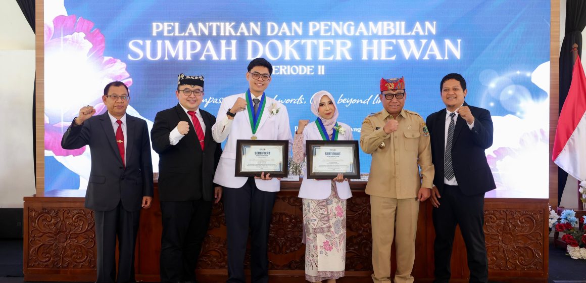 1001091410 FIKKIA Unair Banyuwangi Lantik 24 Dokter Hewan, Wabup Mujiono Ajak Perkuat Keamanan Pangan