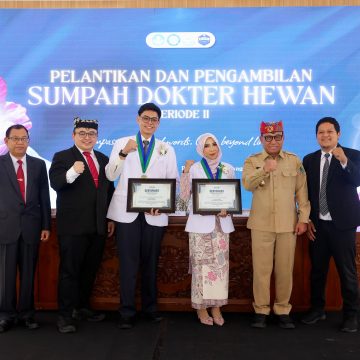 1001091410 FIKKIA Unair Banyuwangi Lantik 24 Dokter Hewan, Wabup Mujiono Ajak Perkuat Keamanan Pangan