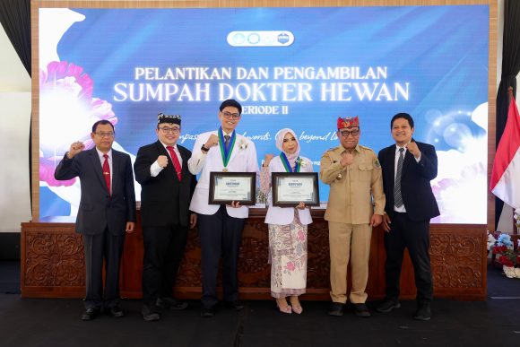 1001091410 FIKKIA Unair Banyuwangi Lantik 24 Dokter Hewan, Wabup Mujiono Ajak Perkuat Keamanan Pangan