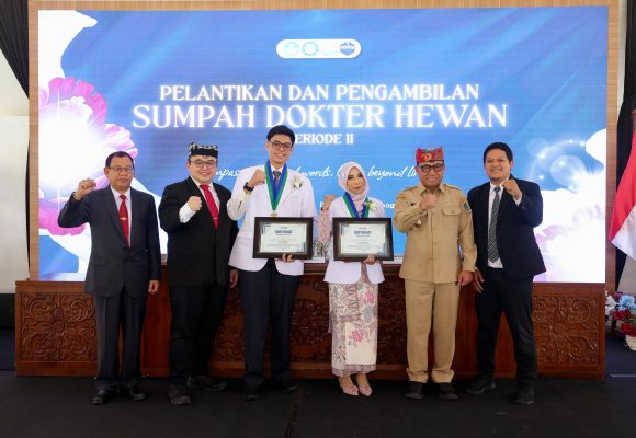 1001091410 FIKKIA Unair Banyuwangi Lantik 24 Dokter Hewan, Wabup Mujiono Ajak Perkuat Keamanan Pangan