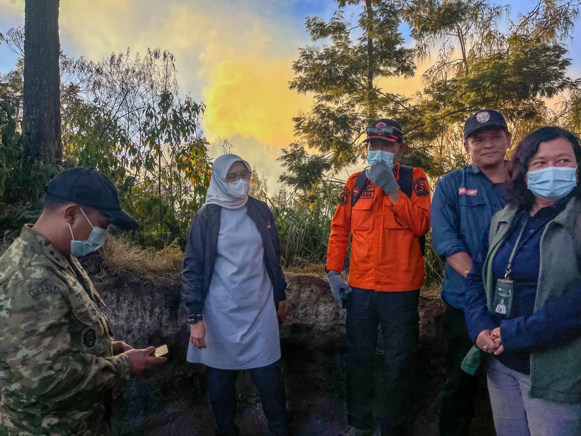 Pantau Langsung Kebakaran Kawah Ijen, Bupati Ipuk Ajukan Helikopter Water Bombing