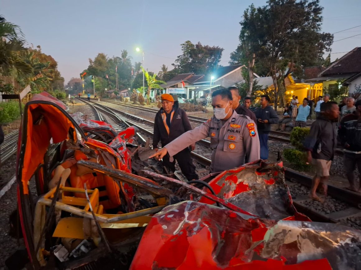 IMG-20260905-WA0027 KA Wijaya Kusuma Tertemper Sedan di Perlintasan Tanggul – Bangsalsari