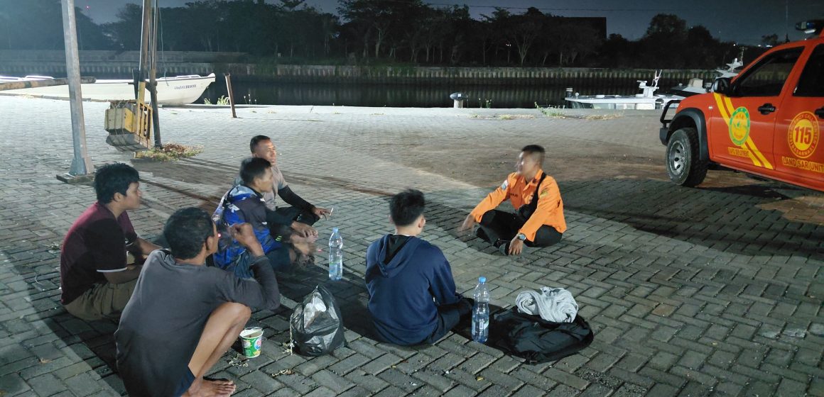 Enam Nelayan Selamat Setelah Kapal Tenggelam di Perairan Bomo