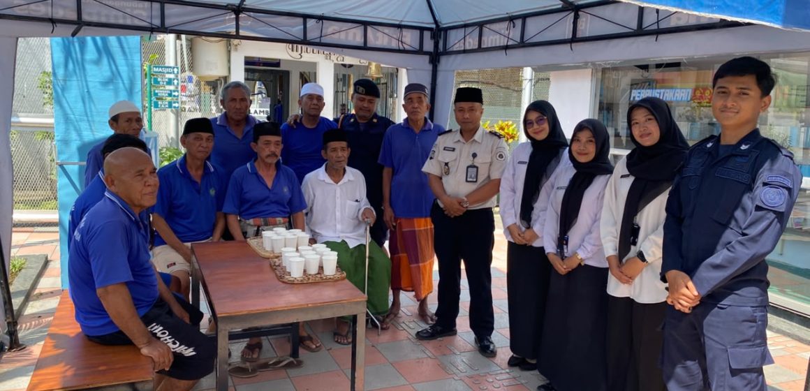 IMG-20260915-WA0010 Tingkatkan Pelayanan Kesehatan Kelompok Rentan, Lapas Kelas IIA Banyuwangi Bagikan Makanan Tambahan Bagi Warga Binaan Lansia