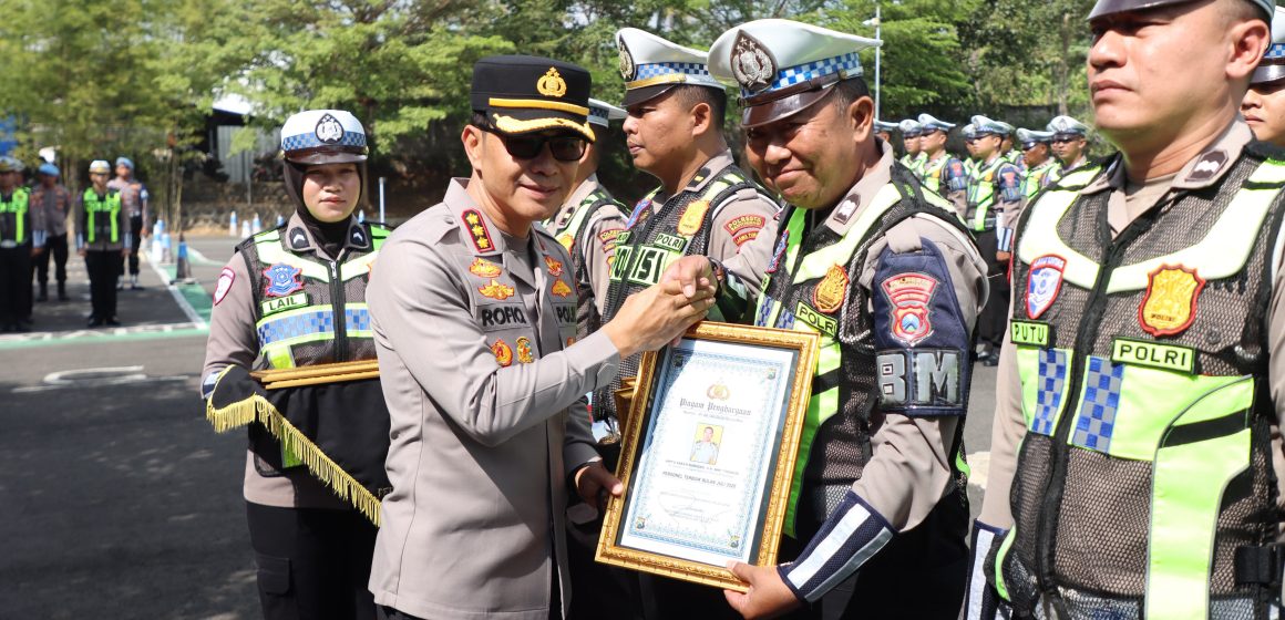Hari Lalu Lintas Bhayangkara ke-71, Polresta Banyuwangi Beri Penghargaan kepada Personel Berprestasi