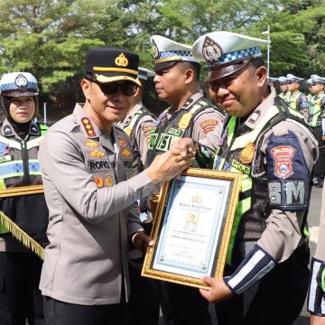 IMG-20260922-WA0029 Hari Lalu Lintas Bhayangkara ke-71, Polresta Banyuwangi Beri Penghargaan kepada Personel Berprestasi