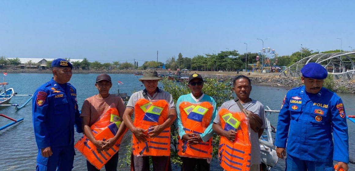 IMG-20260925-WA0008 Keselamatan di Laut Jadi Prioritas, Nelayan Pulau Wangi Dibekali Life Jacket oleh Satpolairud Polresta Banyuwangi