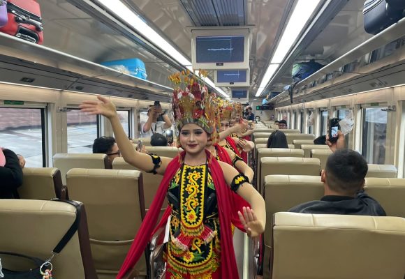 IMG-20260925-WA0009 Semarak HUT ke-81 KAI, Tujuh Penari Gandrung Hadir di KA Sangkuriang hingga Sambut Penumpang di Ketapang
