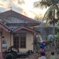 Tumpukan Sampah Diduga Jadi Penyebab Kebakaran Kantor Penyedia WIFI