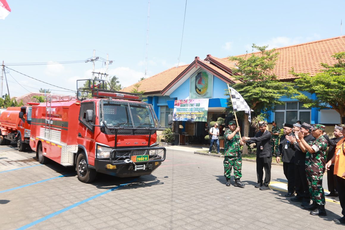 1001092463 Salurkan Air Bersih, Pemkab Banyuwangj Distribusikan 764 Ribu Liter ke Wilayah Terdampak Kekeringan