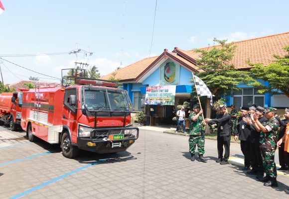 1001092463 Salurkan Air Bersih, Pemkab Banyuwangj Distribusikan 764 Ribu Liter ke Wilayah Terdampak Kekeringan