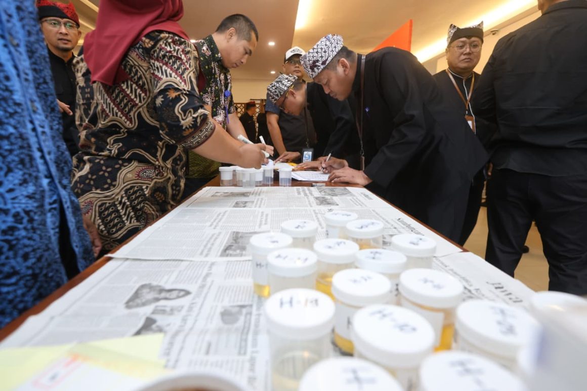 Pejabat Banyuwangi Jalani Tes Urine dan Tandatangani Pakta Integritas Bebas Narkoba
