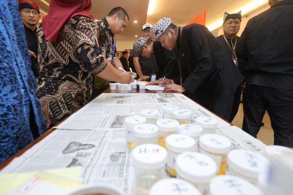 1001106302 Pejabat Banyuwangi Jalani Tes Urine dan Tandatangani Pakta Integritas Bebas Narkoba